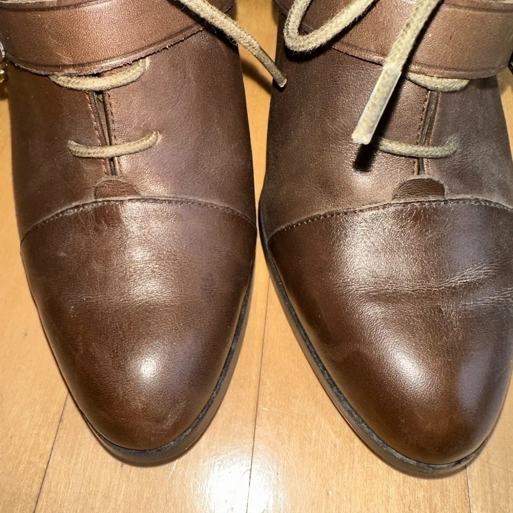Banana Republic Brown Tie/ buckle bootie, 6.5. GD983